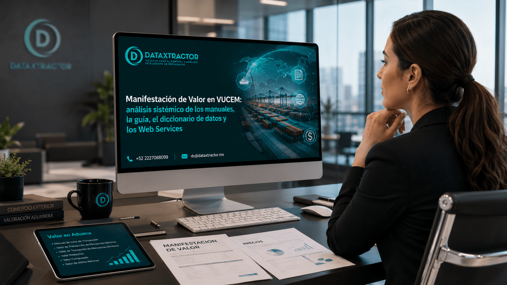 Analista revisando en DataXtractor información sobre Manifestación de Valor, VUCEM y valoración aduanera.